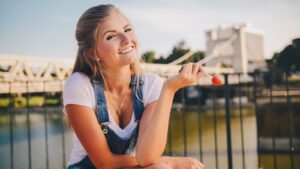 Kreatywne zabawy sylwestrowe: Jak zorganizować niezapomnianą imprezę dla rodziny i przyjaciół?